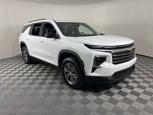 Used 2025 Chevrolet Traverse LT image 6