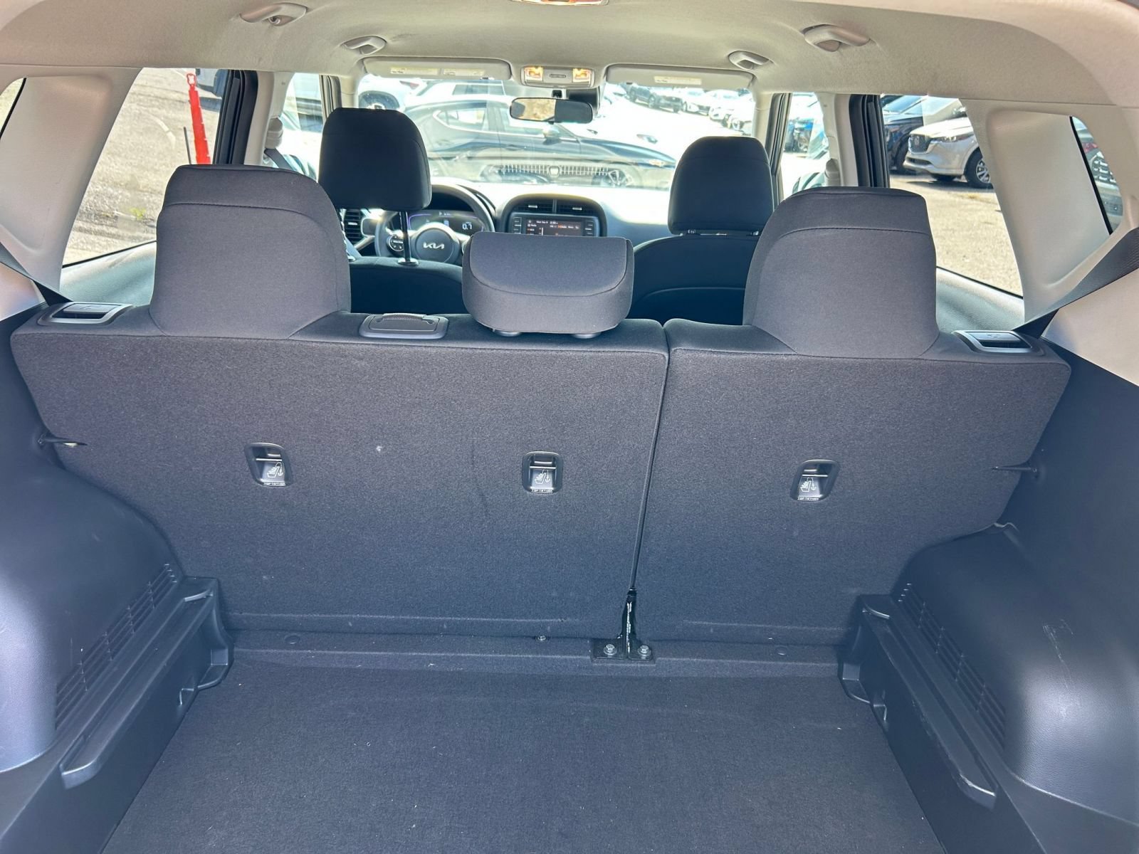 Used 2025 Kia Soul LX w/ LX Technology Package FWD image 25