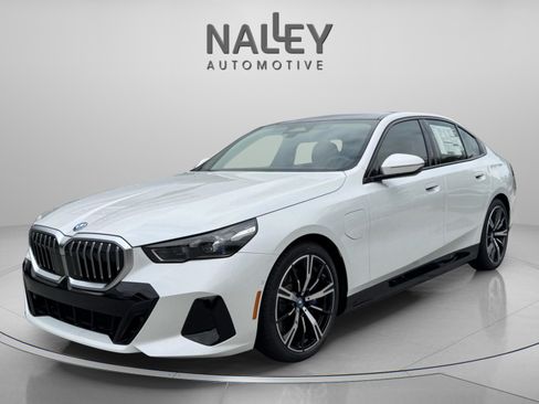 Used 2025 BMW 550e xDrive w/ Premium Package image 1