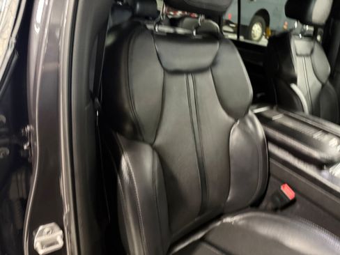 Used 2023 Jeep Wagoneer Series III w/ Preferred Equipment Group AWD/4WD image 14