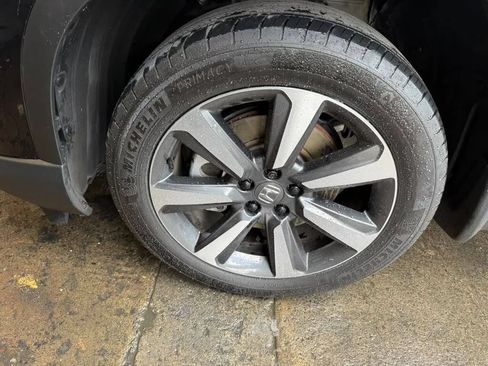 Used 2025 Honda Pilot Touring image 19