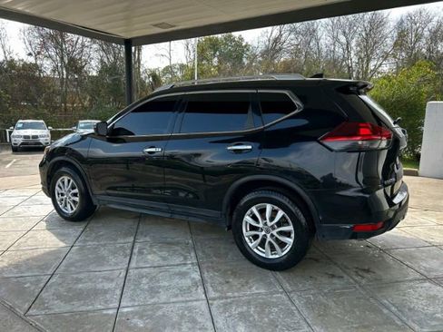 Used 2019 Nissan Rogue SV image 2