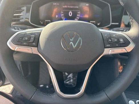 Used 2025 Volkswagen Jetta SE FWD image 37