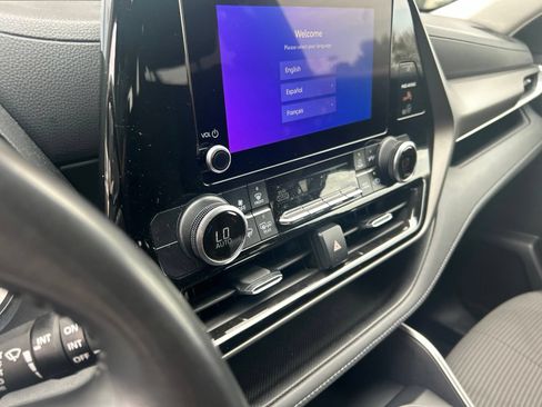 Used 2024 Toyota Highlander LE FWD image 22