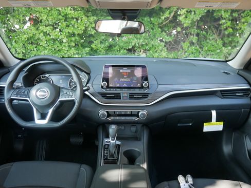 New 2025 Nissan Altima 2.5 SV image 8