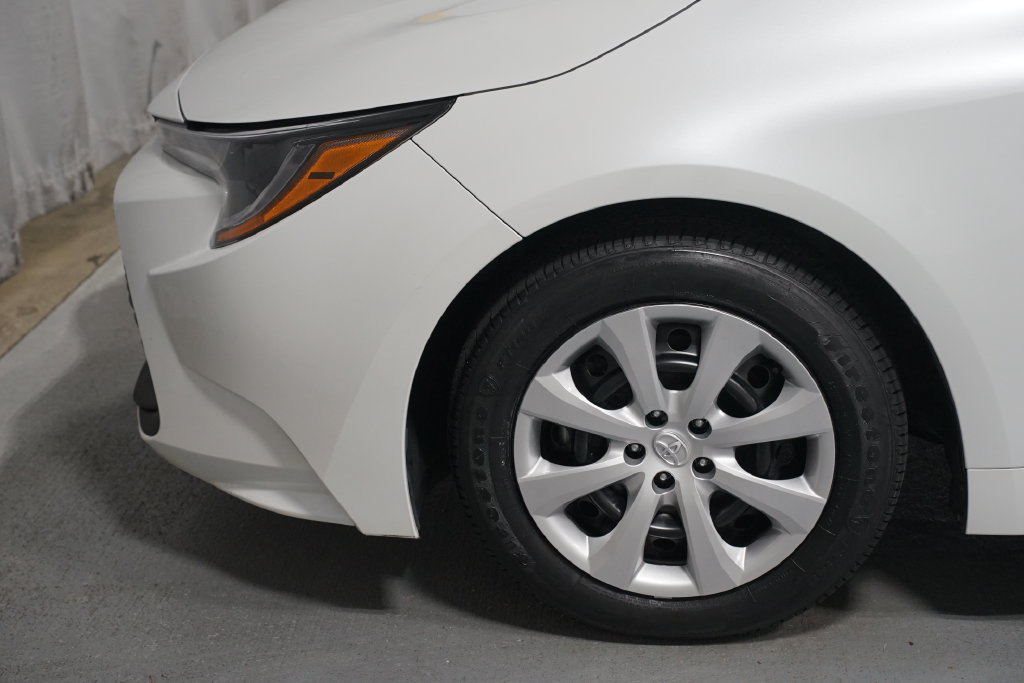 Certified 2025 Toyota Corolla LE FWD image 5