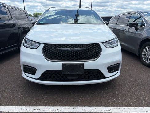 Used 2025 Chrysler Pacifica Limited FWD image 2