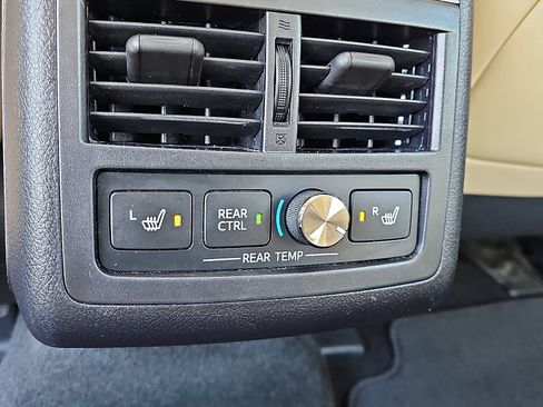 Used 2015 Toyota Avalon Limited image 11