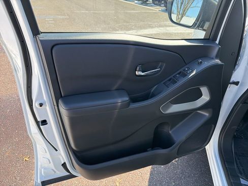 Used 2025 Nissan Frontier SV image 6