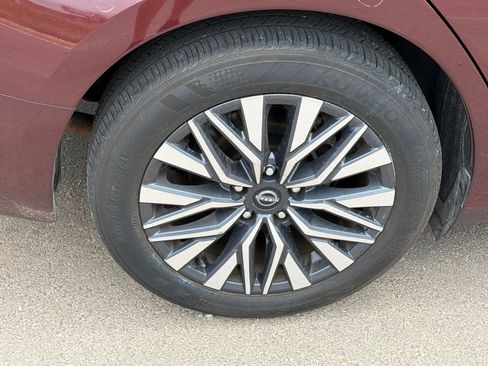 Used 2025 Nissan Altima 2.5 SV FWD image 17