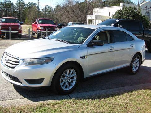 Used 2013 Ford Taurus SE image 3