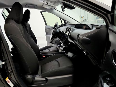 Certified 2019 Toyota Prius LE image 17