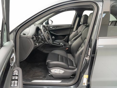 Certified 2025 Porsche Macan AWD/4WD image 17