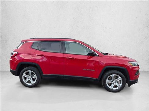 Used 2023 Jeep Compass Latitude w/ Sun and Sound Group AWD/4WD image 4