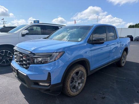 Used 2025 Honda Ridgeline TrailSport image 2
