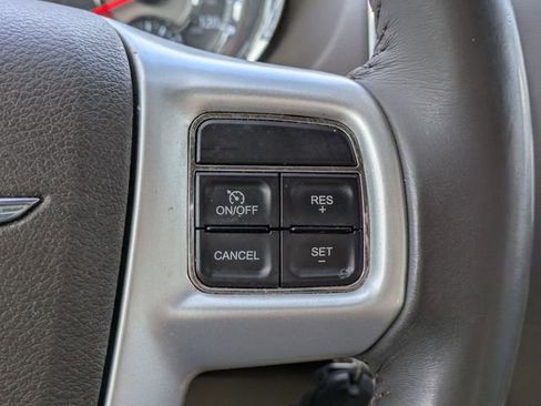 Used 2014 Chrysler Town & Country Touring image 22