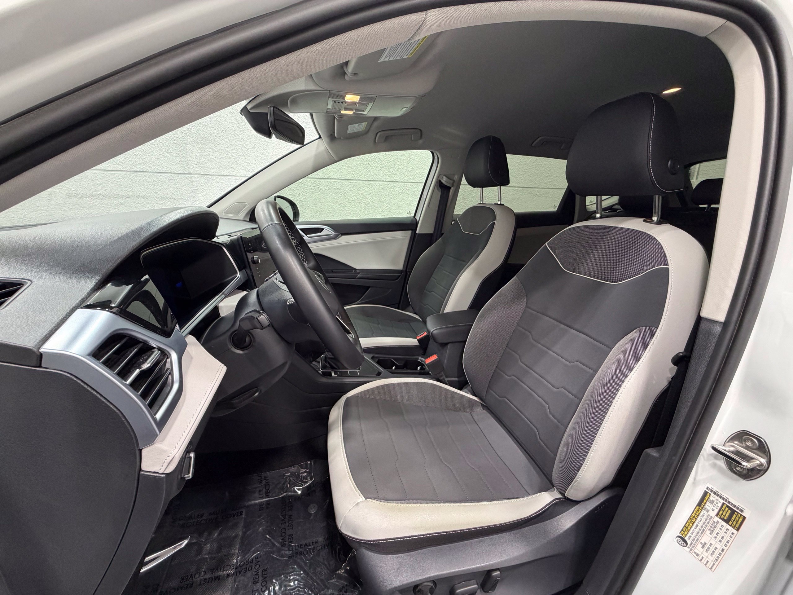 Certified 2025 Volkswagen Taos SE FWD image 20