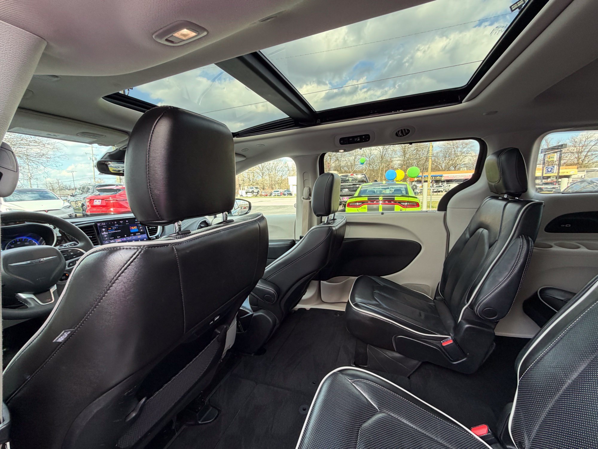 Used 2023 Chrysler Pacifica Limited FWD image 15