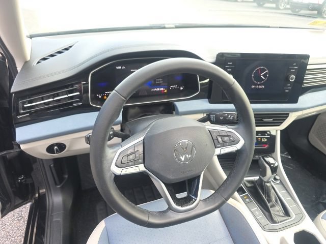 Used 2025 Volkswagen Jetta SE FWD image 16