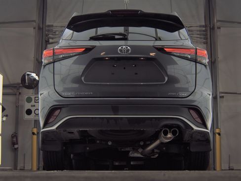 Used 2025 Toyota Highlander XSE image 8