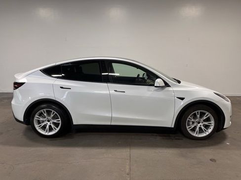 Used 2021 Tesla Model Y Long Range image 2