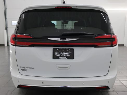 Used 2024 Chrysler Pacifica Touring-L image 24