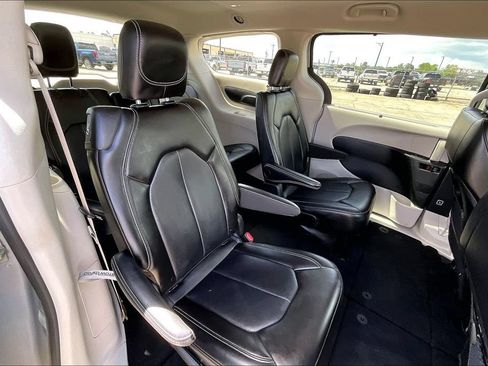 Certified 2024 Chrysler Pacifica Touring-L FWD image 22