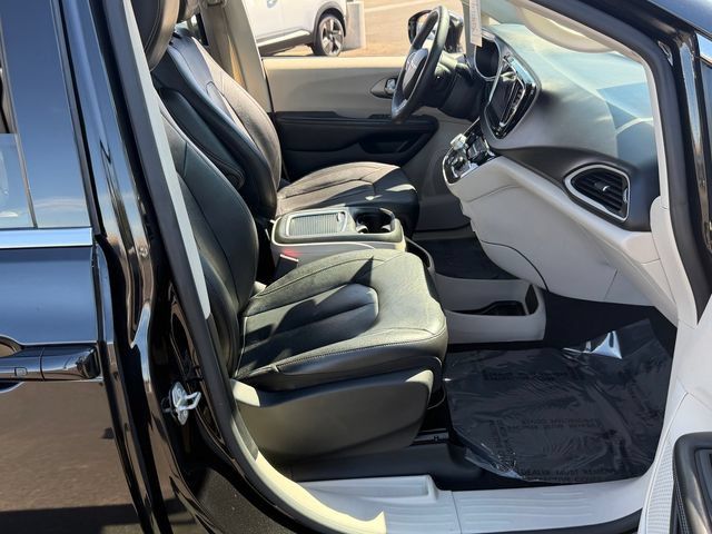 Used 2022 Chrysler Pacifica Touring-L FWD image 26