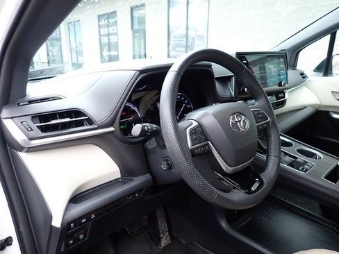 Used 2022 Toyota Sienna Limited image 14