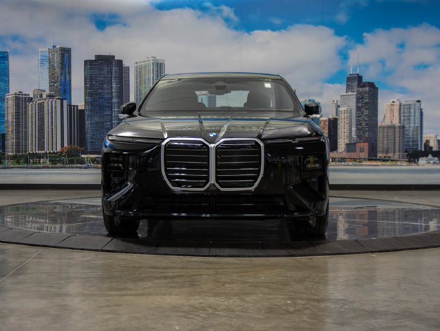 Used 2027 BMW i7 xDrive50 AWD/4WD image 3