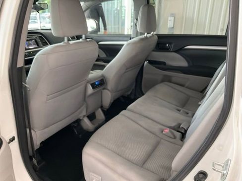 Used 2018 Toyota Highlander LE FWD image 15