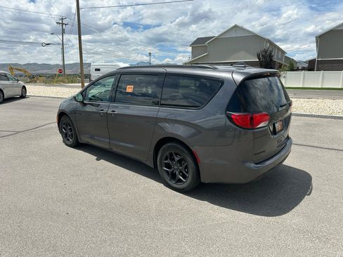 Used 2019 Chrysler Pacifica Touring-L Plus w/ S Appearance Package FWD image 4
