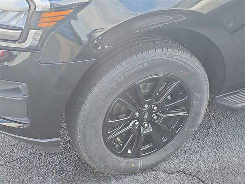 Used 2024 Ford Expedition XLT image 15