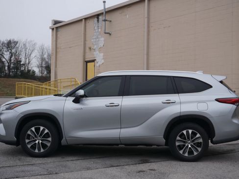 Used 2021 Toyota Highlander XLE image 10