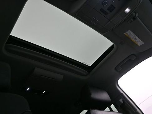 Used 2019 Chevrolet Suburban Premier AWD/4WD image 38
