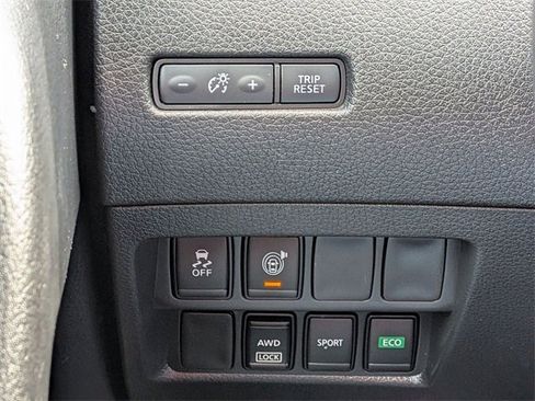 Used 2017 Nissan Rogue SV w/ SV Family Package image 18