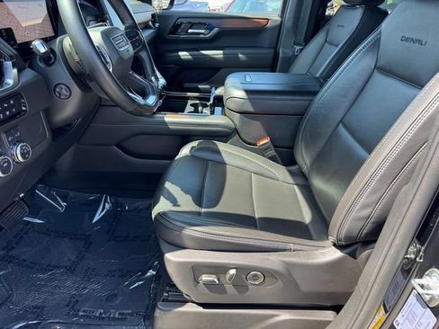 Used 2025 GMC Yukon XL Denali AWD/4WD image 17