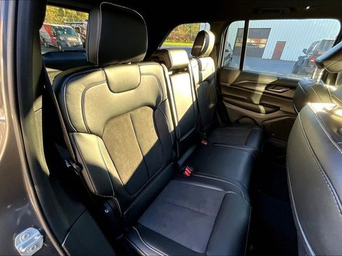 New 2025 Jeep Grand Cherokee Altitude image 9