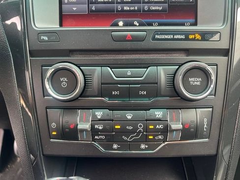Used 2016 Ford Explorer XLT w/ Equipment Group 202A AWD/4WD image 28