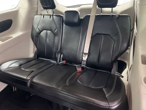 Used 2023 Chrysler Pacifica Touring-L FWD image 13