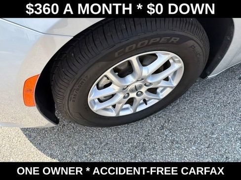 Used 2023 Chrysler Pacifica Touring-L FWD image 11