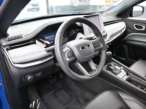 Used 2025 Jeep Compass Latitude AWD/4WD image 10