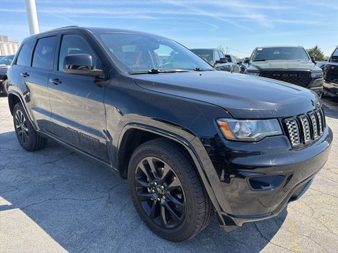 Used 2019 Jeep Grand Cherokee Altitude AWD/4WD image 7