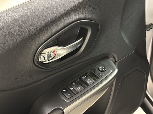 Used 2021 Jeep Cherokee Latitude Lux FWD image 13