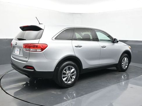 Used 2017 Kia Sorento L image 5