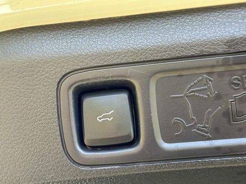 Used 2023 Ford Expedition Limited image 11