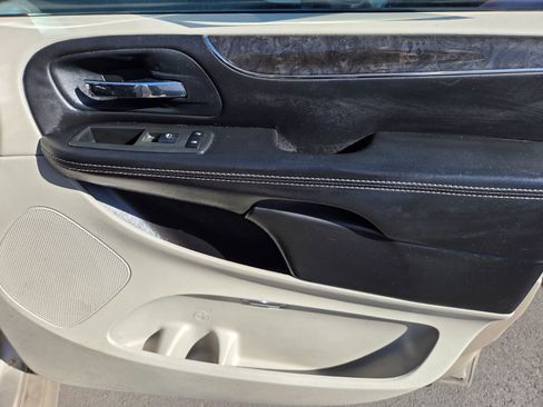 Used 2014 Chrysler Town & Country Touring image 14