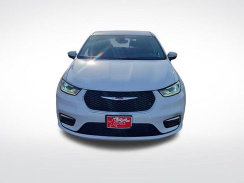 Used 2023 Chrysler Pacifica Touring-L image 2