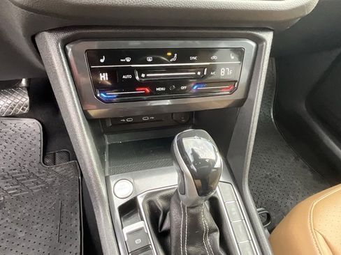 Used 2022 Volkswagen Tiguan SE image 16