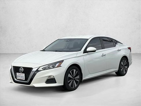 Used 2021 Nissan Altima 2.5 SV image 1